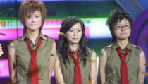 娱乐吃瓜酱女声唱的歌叫什么,她唱的那首叫什么?